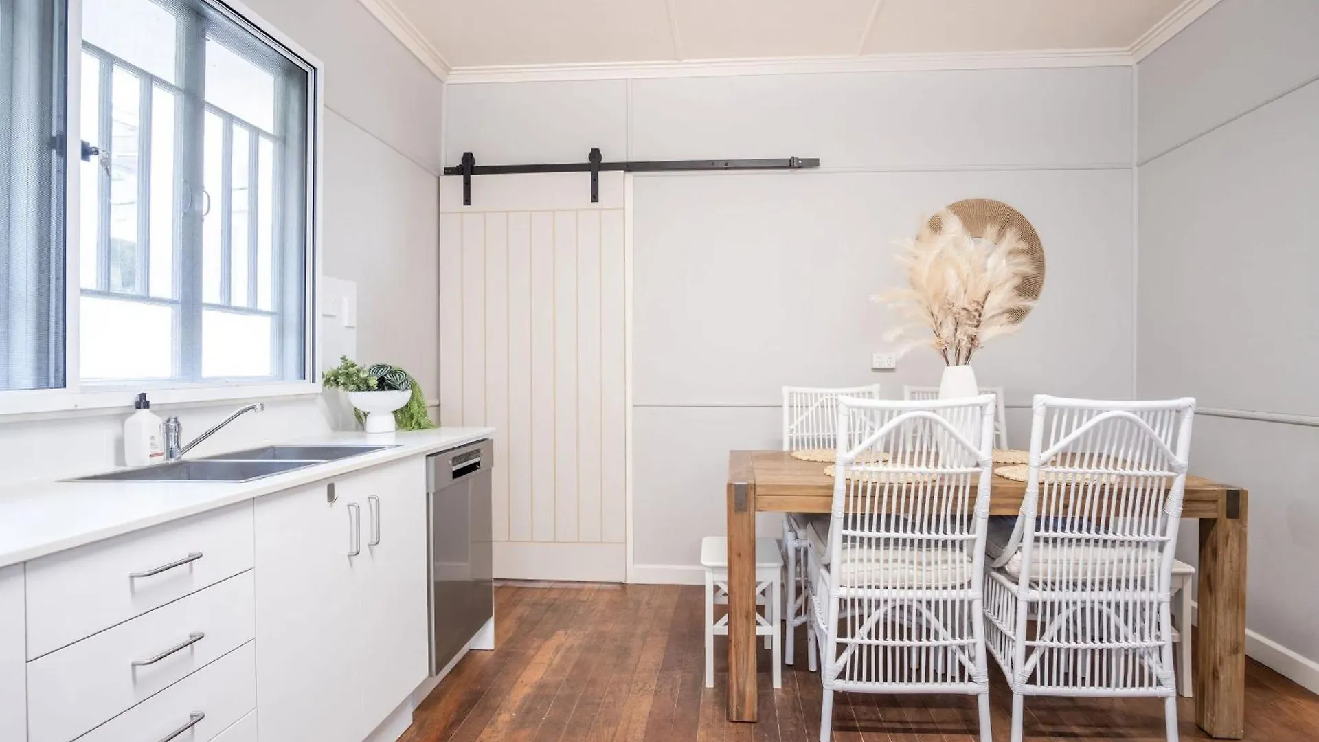 Kings Beach Coastal Getaway, Bring The Dog! Caloundra
